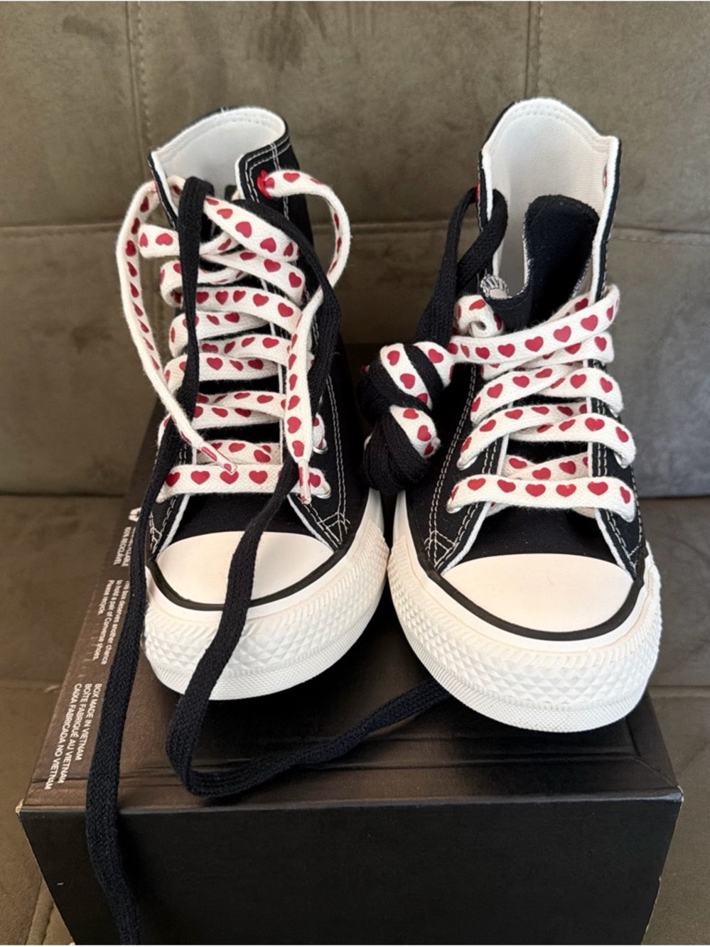 Converse Kids Black High-Top Sneakers with Red Heart Print Laces size 4 kids